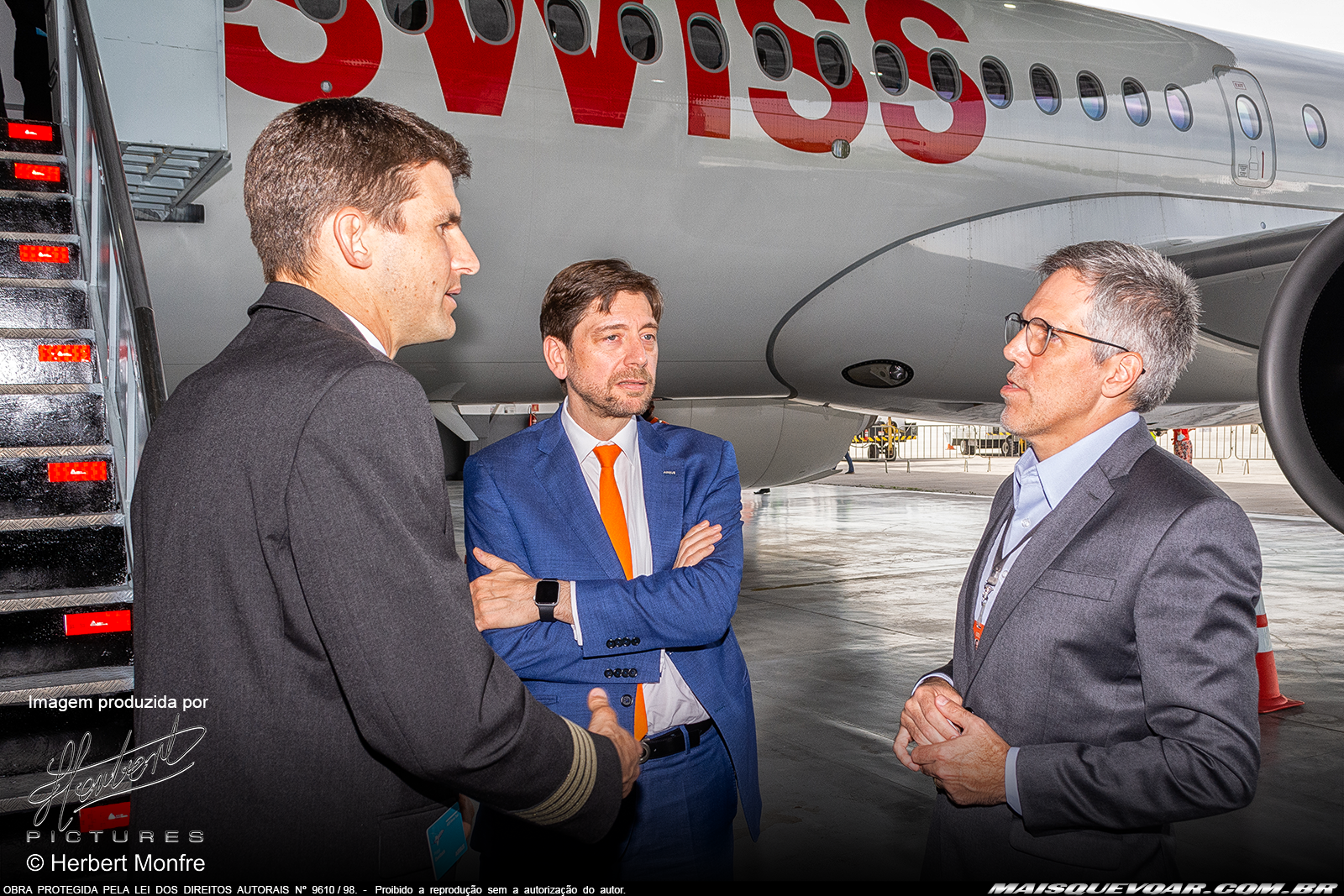 Paulo Kakinoff, President of GOL Linhas Aéreas, getting to know the Airbus A220-300 up close | HB-JBU | Swiss | published by MAIS QUE VOAR | Photographed by © Herbert Monfre - Herbert Pictures | Hire the photographer for your events at cmsherbert@hotmail.com