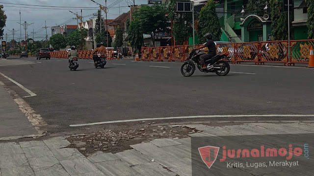 Kondisi trotoar di tengah Kota Mojokerto yang retak dan pecah (Foto : Fera Meilia Ananda Putri/jurnalMojo)
