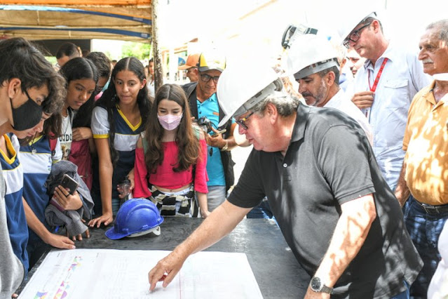 João Azevêdo visita obras de construção de escolas no Cariri paraibano