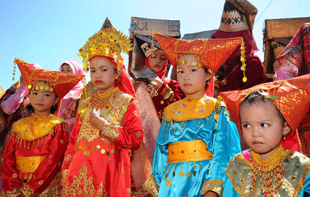 Pakaian Adat Sumatera Barat (Padang) dari Minangkabau dan 
