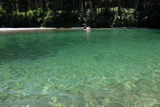 川と川を流れる人