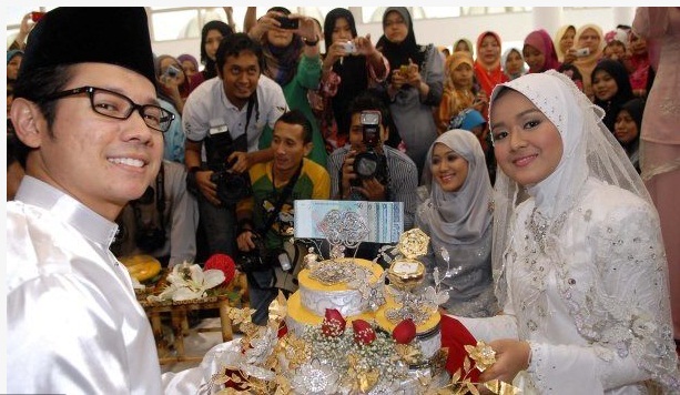 Gambar Pernikahan Ally Iskandar & Farah Lee Di Masjid 