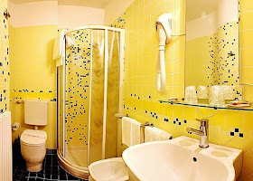 Diseño de baño amarillo