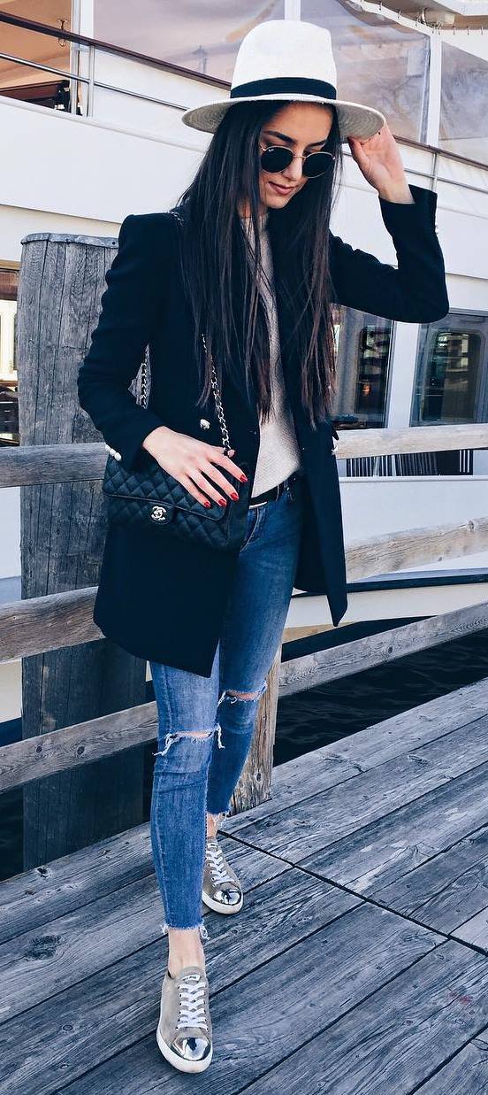 amazing fall outfit: hat + black blazer + sweater + bag + rips + sneakers