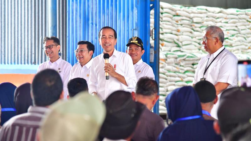 Serahkan Bantuan Pangan di Labuhanbatu, Jokowi Ungkap Tantangan Pangan Nasional