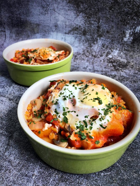 Dahl de lentilles corail aux légumes d'automne et ses oeufs pochés