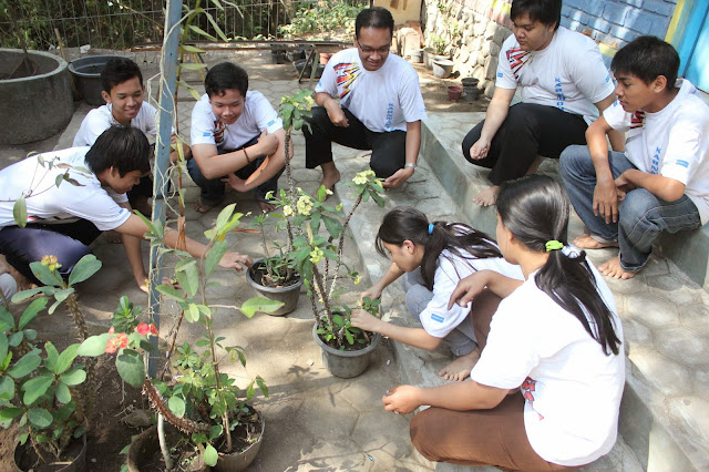 Hasil gambar untuk siswa presentasi mengenalkan tanaman hias