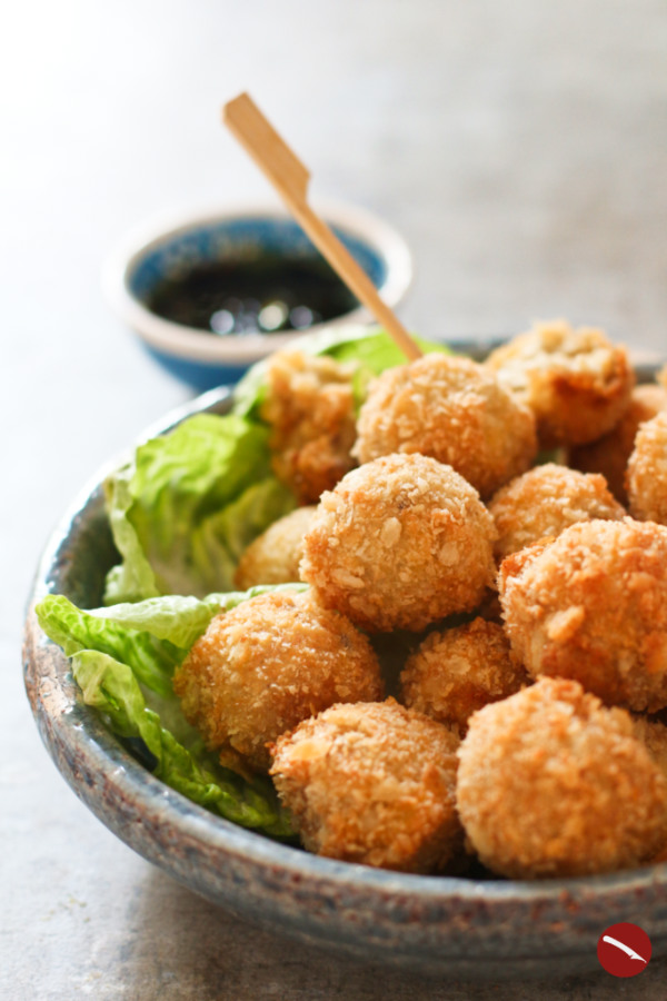 Bitterballen, holländische Fleisch-Kroketten selbstgemacht #bitterballen #rezept #deutsch #dutch #maken #photography #recipe_dutch #mozarella #vegan #vegetarisch #champignon #packaging #fried #zelf #frittierte #foodblog #netherlands #hollands