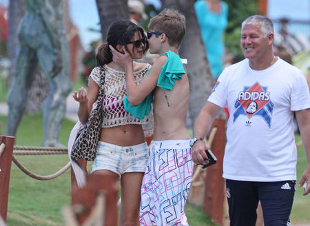 justin bieber selena gomez kissing in hawaii. Selena Gomez and Justin Bieber