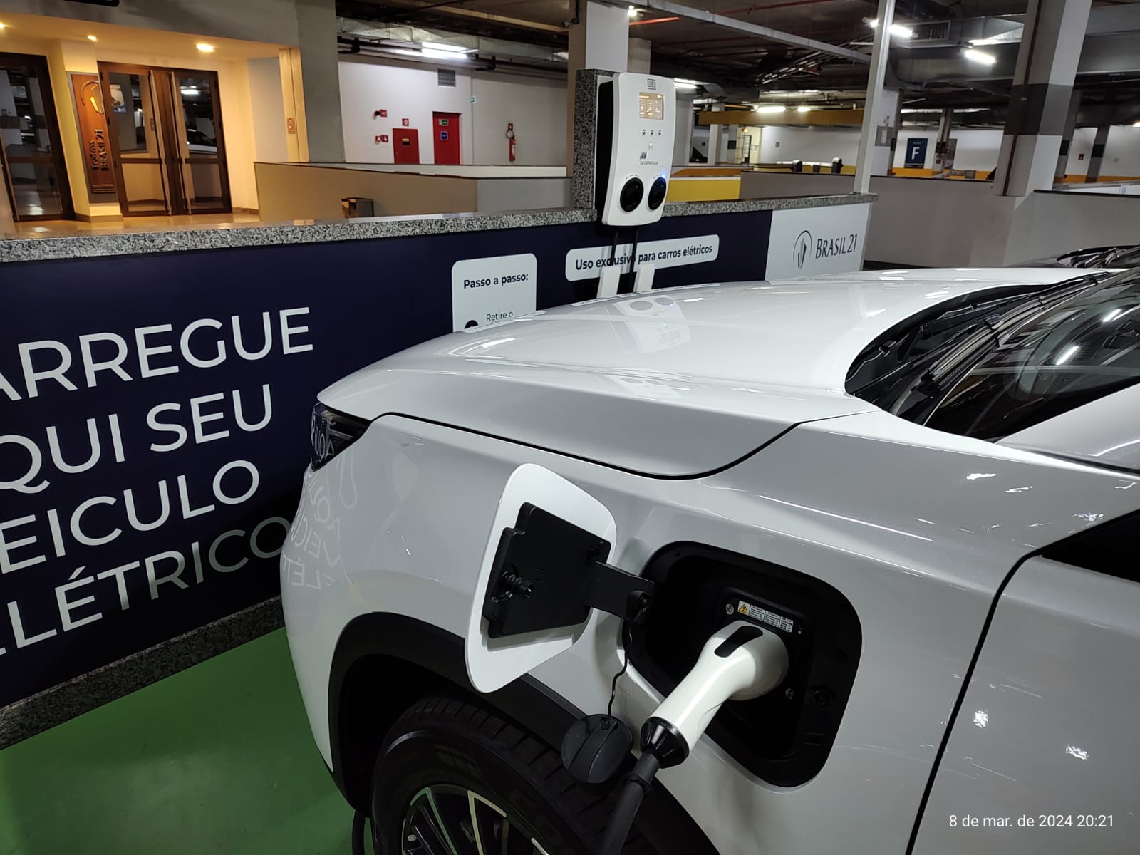 Vários prédios comerciais e residenciais no DF disponibilizam estações de recarga elétrica automotiva para visitantes e moradores - Foto: Emerson Tormann