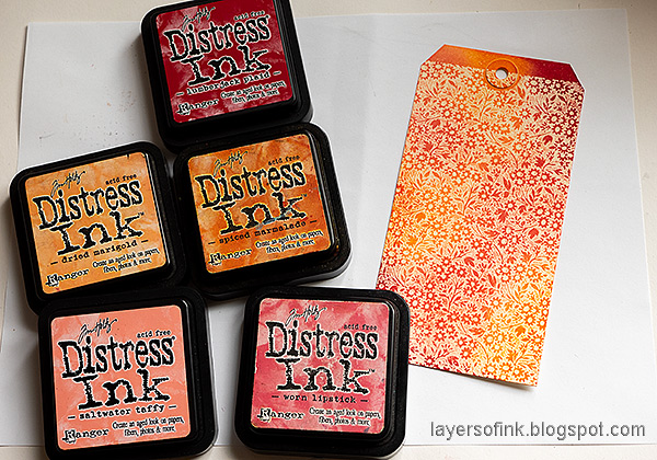 Layers of ink - Ladybug Tag Tutorial by Anna-Karin Evaldsson. Ink with Distress Ink.