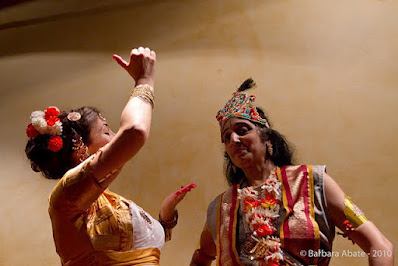 BIBLIOTECA INDOLOGICA BHAKTIVEDANTA DI ROMA "Bhamakalapam"  Danza: Marzia Colitti, Bharathi Avireddy e Marialuisa Sales  Foto: Barbara Abate, 2010