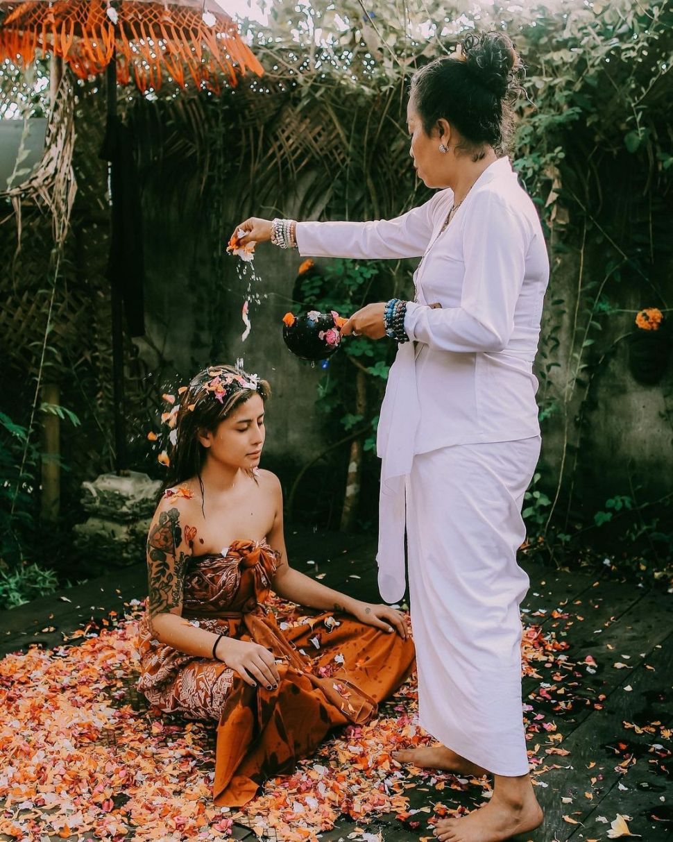 Awkarin jalankan ritual melukat di Bali. [Instagram]