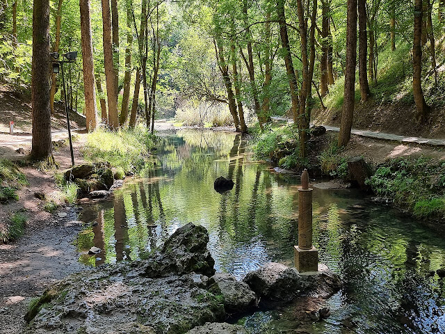 tiene su oriente en los montes de Santillana (Fontibre : fontem iberus)