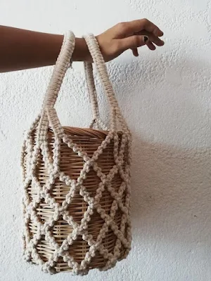 Os pontos de crochê permitem variações impressionantes e motivos que parecem sair do tecido de tão bem feitos. Além de tudo, o crochê é um produto durável que te oferece uma linda bolsa para o resto da vida. Não existem motivos para não se apaixonar pelas bolsas de crochê.