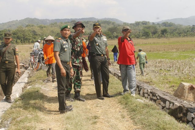 DANREM 074/WRT TINJAU LOKASI TMMD & SUMUR DALAM WERU