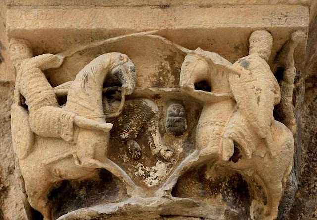 Capitel do palácio dos reis de Navarra em Estella: momento em que Roland clava sua lança no umbigo do gigante islâmico Ferragut