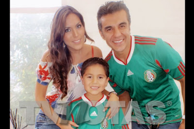 karla pineda y adrian uribe juntos con el pequeño gael