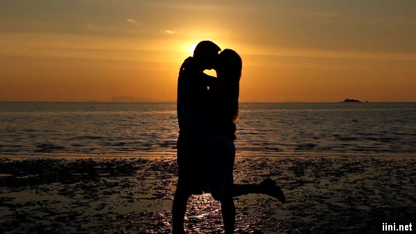 ảnh hôn nhau trước biển
