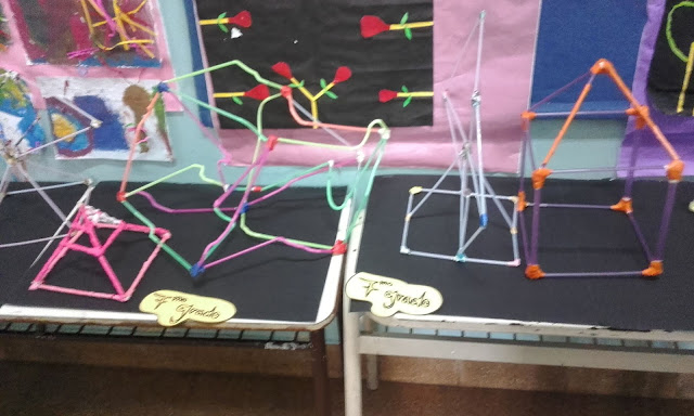 la imagen muestra estructuras de diversas formas realizada por los alumnos 