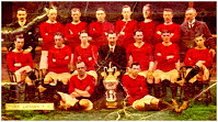 THIRD LANARK ATHLETIC CLUB - Glasgow, Escocia, Reino Unido - Temporada 1903-04 - E. M. Tabbat (secretario), T. Sloan, R. Ferguson, J. Brownlie, J. A. Dickson, J. Cross, R. Barr y J. Campbell (entrenador); T. Fairfoull, J. Kidd, J. McFie, A. M. Ballantine (presidente), D. A. Hill, W. McIntosh y J. Richardson; J. Johnstone y R. Hosie - Fundado en 1872 y desaparecido en 1967, el THIRD LANARK ganó en 1904 la Liga escocesa, tras haber ganado la Copa de Glasgow en 1903 y también en 1904