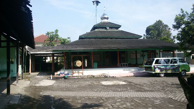 Aksi Bersih-bersih Masjid Al-Muhajirin Barat Pasar Borobudur Kabupaten Magelang