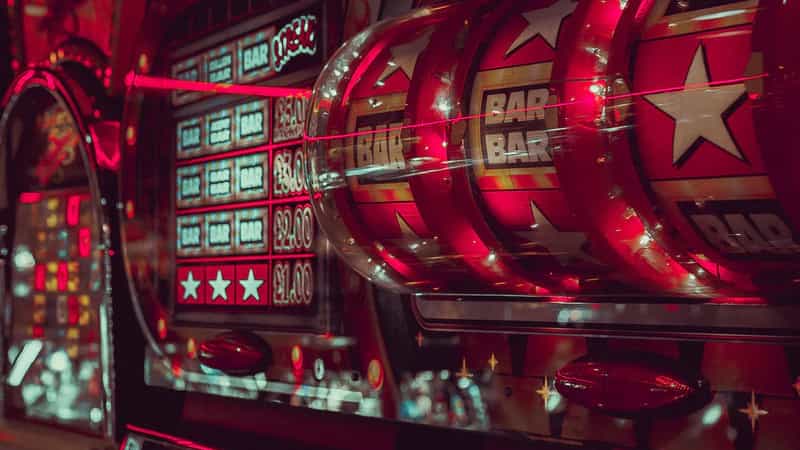 Why have slot machines become so popular in online casinos?