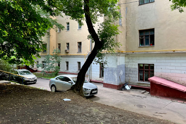 улица Петра Алексеева, дворы, жилой дом 1900 года постройки (надстроен в 1957 году)