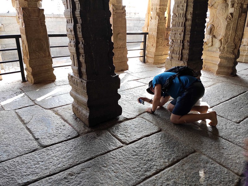 floating pillar, hanging pillar, temple pillar, indian temple pillar, lepakshi temple location, lepakshi temple, lepakshi, hindu temple pillars, who built lepakshi temple, what is lepakshi famous for, veerabhadra temple, pillars of temple,