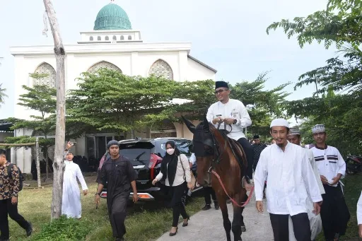 Jelang Idul Adha, Wako Hendri Septa Serahkan Hewan Kurban di Beberapa Lokasi di Padang