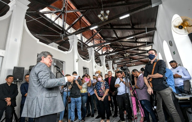 João Azevêdo entrega reforma da Biblioteca Augusto dos Anjos, em João Pessoa