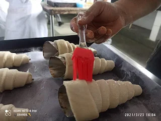 बेकरी जैसा क्रीम रोल घर में करें तैयार Cream Roll recipe in hindi|क्रीम रोल कैसे बनाए जाते हैं?|How are cream rolls made?|Cream Roll|क्रीम रोल|क्रीम रोल बनाने की विधि हिन्दी में|क्रीम कैसे बनाते हैं?