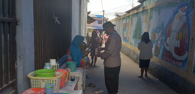 Binmas Polresta Jayapura Bagi Masker Sosialisasikan Instruksi Walikota Tentang PPKM Level IV