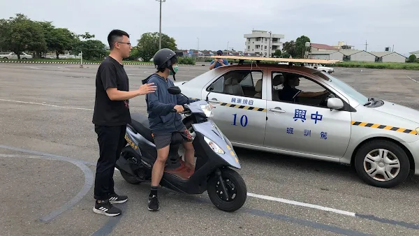 ▲透過駕訓班教練從旁教導學員騎車，並培養正確行車安全觀念，有效降低機車騎士發生交通事故的風險。（記者林明佑翻攝）