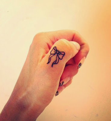 Resultado de imagem para finger tattoos tumblr