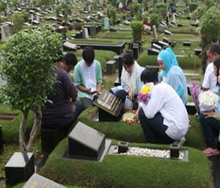 Ziarah memang memiliki makna sangat penting dalam kehidupan kita. Umat Islam di Indonesia punya tradisi berkunjung ke kuburan ketika memulai dan mengakhiri Ramadhan. Dan tak hanya di Islam, umat agama lain pun ada tradisi berziarah. Terkadang, ziarah menjadi salah satu alasan pulang maupun pergi dari tempat kita hidup sekarang, atau malah satu-satunya alasan.     Ziarah adalah berkunjung ke tempat terbaik yang bisa menjadi semacam penghubung antara yang mati dan hidup, antara yang kini dan lalu, atau antara keadaan yang satu dan lain. Apakah anda juga sering berziarah? Bagaimana jika kita mimpi berziarah misal ziarah ke makam keramat, apakah makna mimpi itu ya? Untuk lebih jelasnya simak yuk ulasan dibawah ini tafsir mimpi ziarah yang dilengkapi angka main jitunya. 