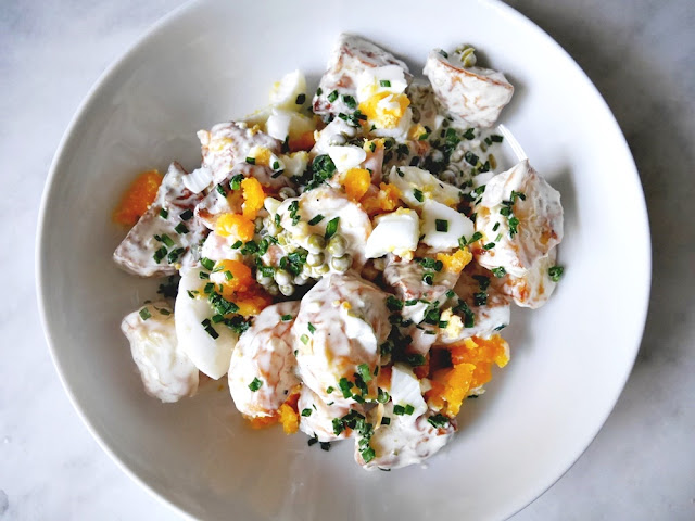 Kartoffelsalat mit gebackenen Kartoffeln