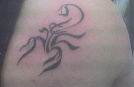 Tatuaje de un escorpion tribal en la espalda l neas muy suaves 