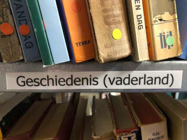 Boekenplank bij kringloopwinkel