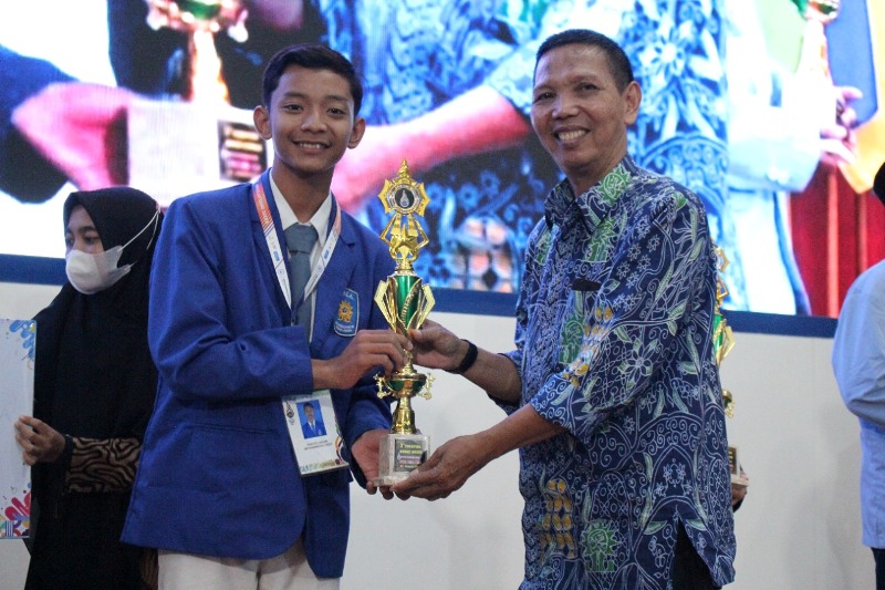 Siswa SMAM 8 Gresik Sabet Dua Juara MEA