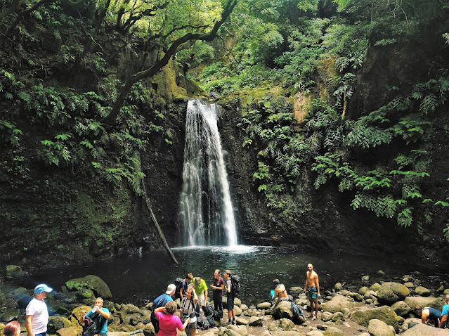 La gente espera para bañarse y tomar fotos en el Salto do Prego (Azores)