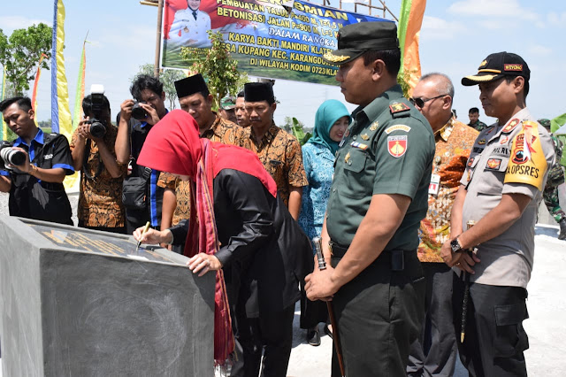 Penandatangan Prasasti KBM Di Lokasi Betonisasi Jalan