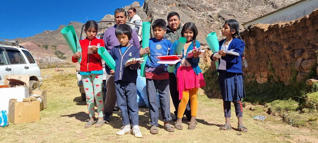 In Moroto Bolivien Schülergottesdienst und Schulmaterial für alle Kinder bringen. Für die Menschen in den Bergen ist es ein Lichtblick nach 2 Jahren Corona mit schweren Folgen besonders für die Landbevölkerung etwas Unterstützung von unerwarteter Seite zu bekommen. Von Menschen in Europa bis Australien. Länder welche sich die Kinder bis jetzt nicht einmal vorstellen konnten. Viele strahlende Kinderaugen auf der Tour durch die Berge entschädigen für alle Anstrengungen. Ich denke ich nehme die Fahrt durch die Berge als Aufnahmeprüfung für die Rallye Dakar 2023. Meinen Unterstützern und Freunden in aller Welt auf jeden ein herzliches Dankeschön.  Padre Hernán Tarqui