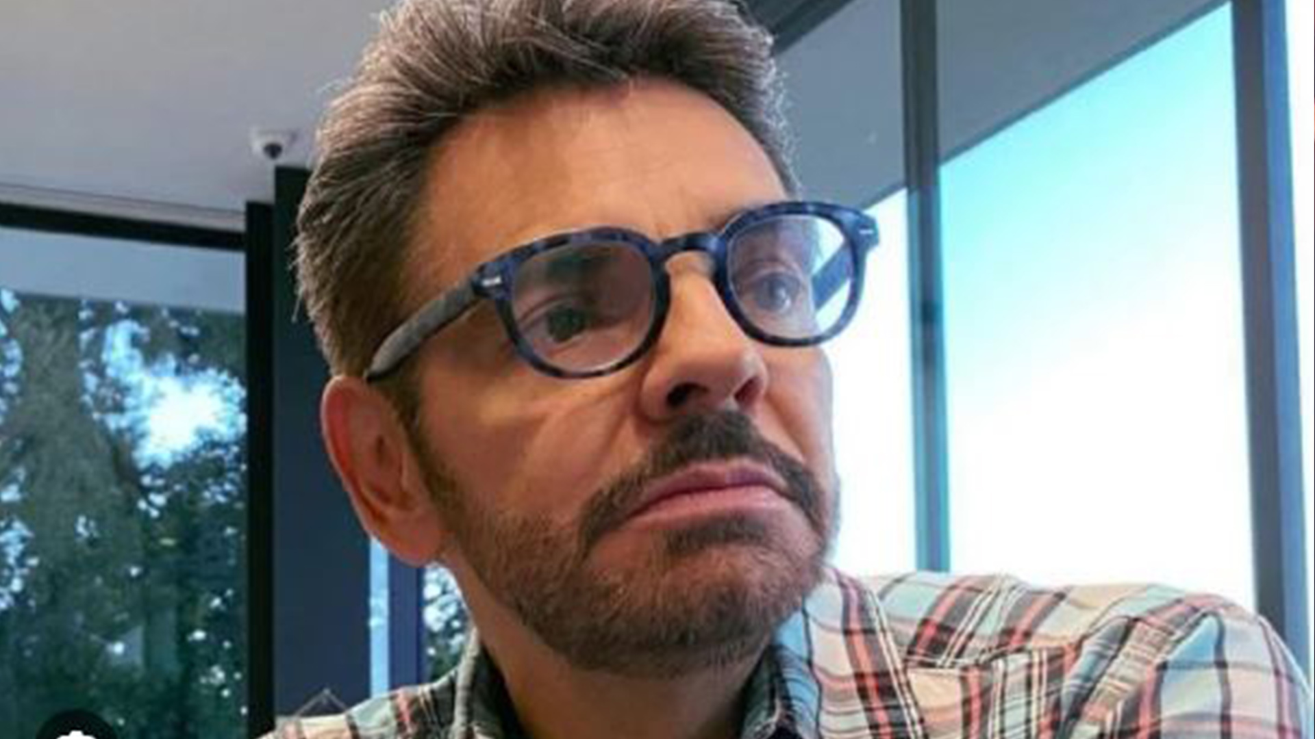 Eugenio Derbez arremete contra Aeroméxico por darle comida fría; usuarios lo tunden en redes