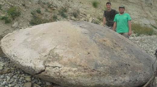 Enorme piedra en forma de platillo volante encontrado en Rusia