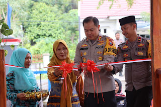 Kapolres Luwu Resmikan Baruga Restorative Justice Saat Melakukan Jumat Curhat di Polsek Bajo