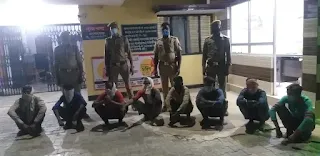 इटावा पुलिस द्वारा सार्वजनिक स्थान पर जुआ खेल रहे 08 अभियुक्तों को 7230 रुपए सहित गिरफ्तार किया गया