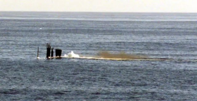 Esnórquel submarino: además de emitir humo y calor, el esnórquel puede ser detectado por radar y produce una estela que puede ser vista por otras aeronaves y barcos.