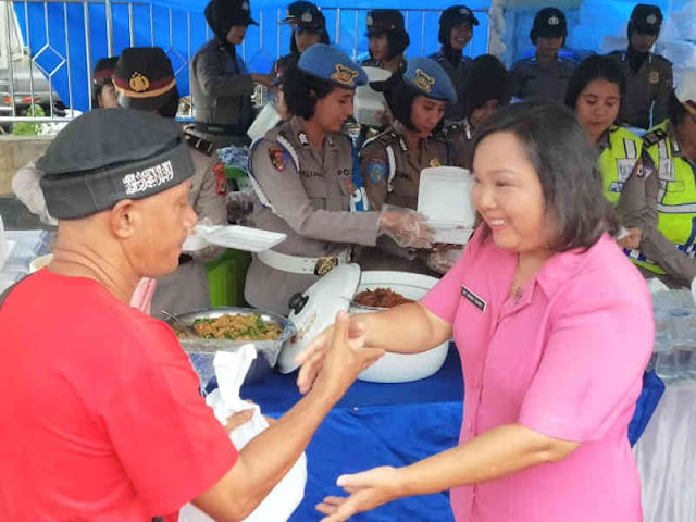 Royke Lumowa Bagikan Makanan Berbuka Puasa di Masjid Raya Alfatah Ambon