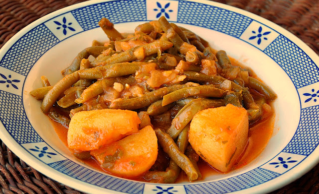 Fasolakia me patates, with laurel and cinnamon